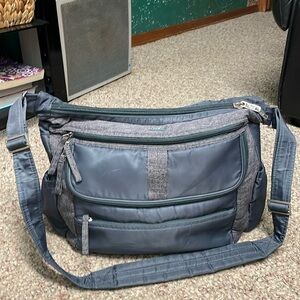 Lug travel tote in grey with long padded strap